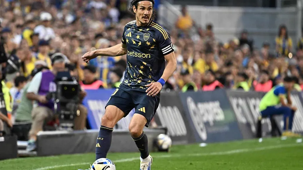 Cavani controla a bola durante uma partida no Campeonato Argentino. Foto: Luciano Bisbal/Getty Images