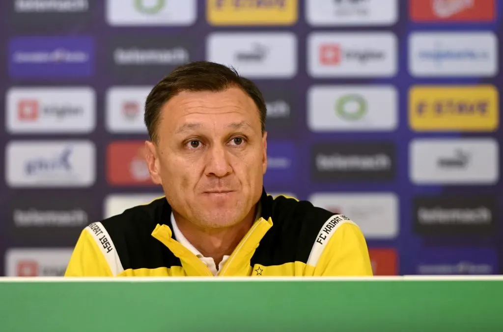 Rafael Urazbakhtin, de jaqueta amarela e preta, antes de Kairat x Real Madrid