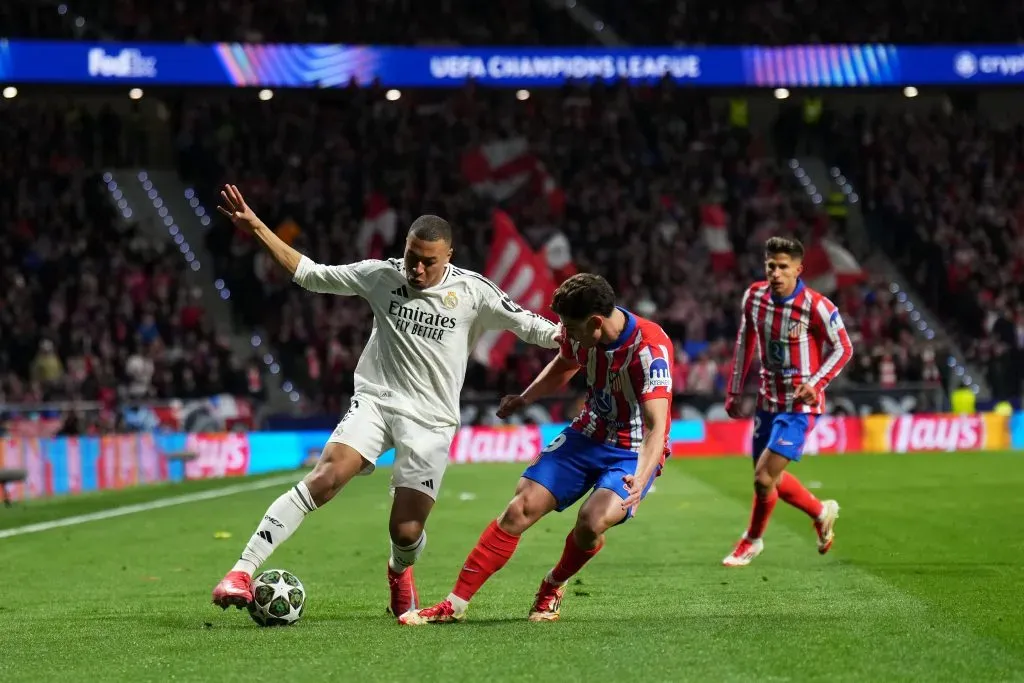 Kylian Mbappé, do Real Madrid, corre com a bola sob pressão de Alexander Sorloth, do Atlético de Madrid, durante a partida de volta das oitavas de final da Liga dos Campeões da UEFA 2024/25 entre Atlético de Madrid e Real Madrid CF, no Estádio Metropolitano, em 12 de março de 2025, em Madri, Espanha. Foto: Angel Martinez/Getty Images