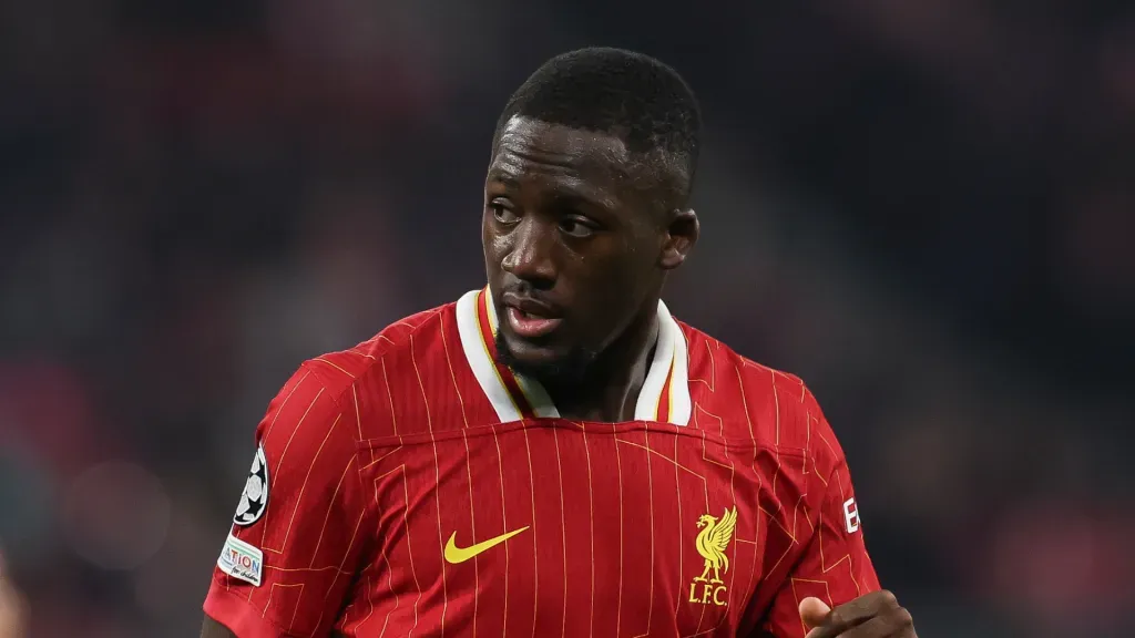 Ibrahima Konaté olhando para o lado em jogo do Liverpool(Foto: Maja Hitij/Getty Images)