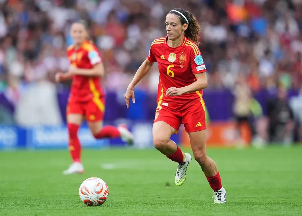 Aitana Bonmati, da Espanha, corre com a bola durante a final da UEFA Women’s EURO 2025 entre Inglaterra e Espanha no St. Jakob-Park, em 27 de julho de 2025, em Basileia, Suíça. Foto: Daniela Porcelli/Getty Images