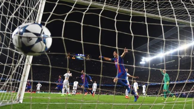 Suarez comemora quando Sergi Roberto marca sexto gol do Barcelona em 2017. Foto: Griffiths/Getty Images