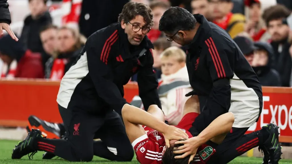 Leoni é atendido pelo departamento médico do Liverpool após lesão (Foto: Stu Forster/Getty Images)