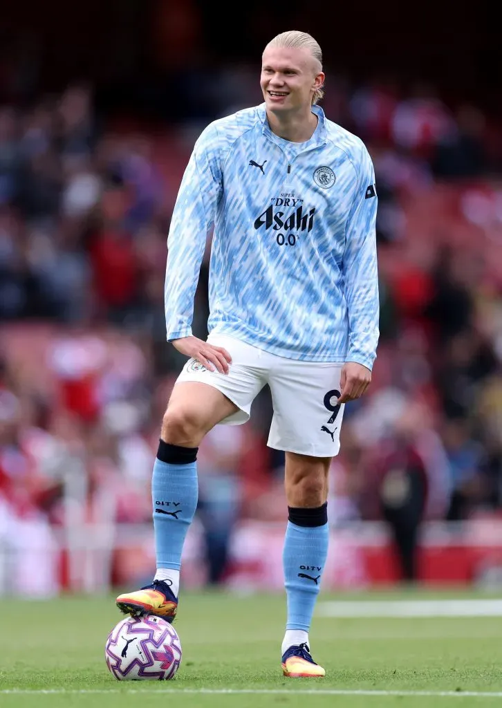 Haaland, sorrindo, em jogo do Manchester City, com a camisa azul. deve estar em Machester City x Burnley
