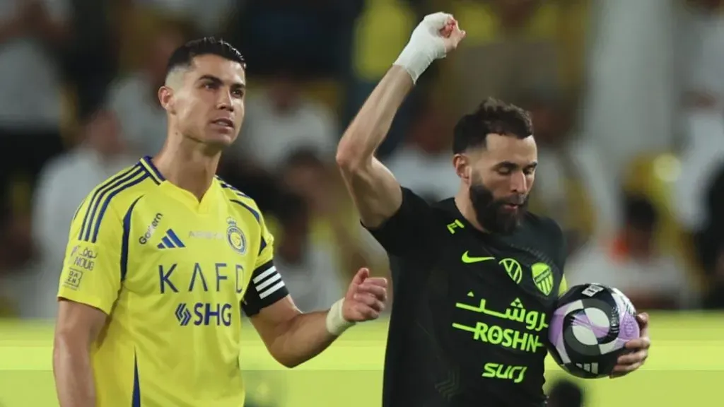 Cristiano Ronaldo, de camisa amarela e Benzema de camisa preta