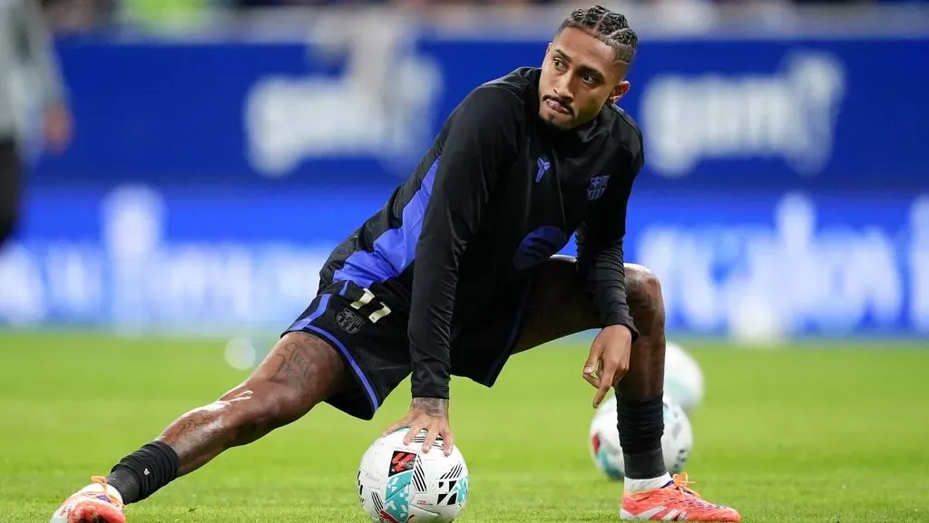 Raphinha, do Barcelona, assiste antes da partida da LaLiga. Foto: Juan Manuel Serrano Arce/Getty Images