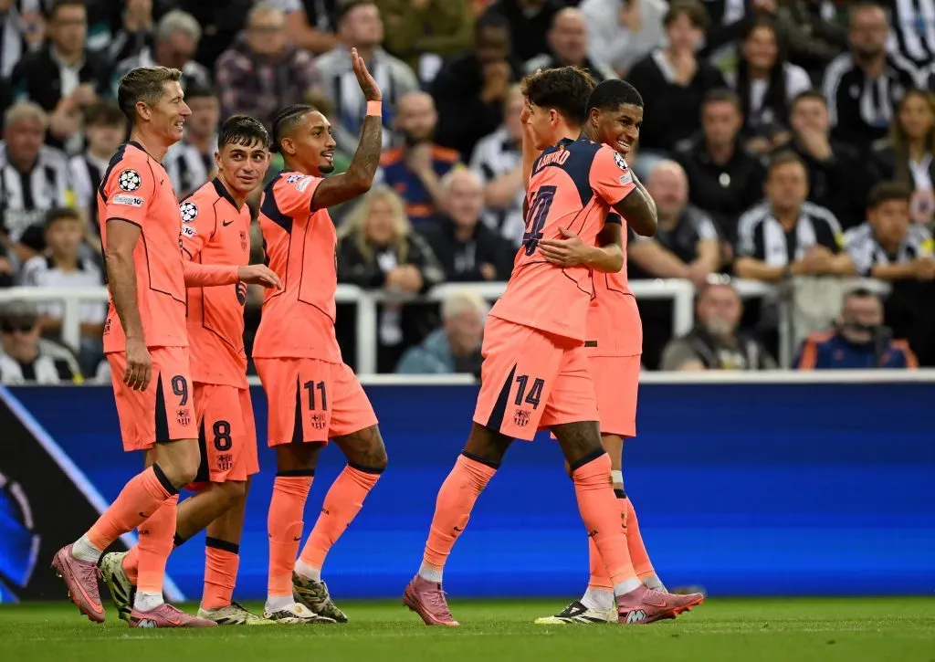 Marcus Rashford, do FC Barcelona, comemora o segundo gol de sua equipe com seus companheiros durante a partida da Fase MD1 da Liga dos Campeões da UEFA 2025/26 entre Newcastle United FC e FC Barcelona no St James’ Park em 18 de setembro de 2025 em Newcastle upon Tyne, Inglaterra. Foto: Clive Mason/Getty Images