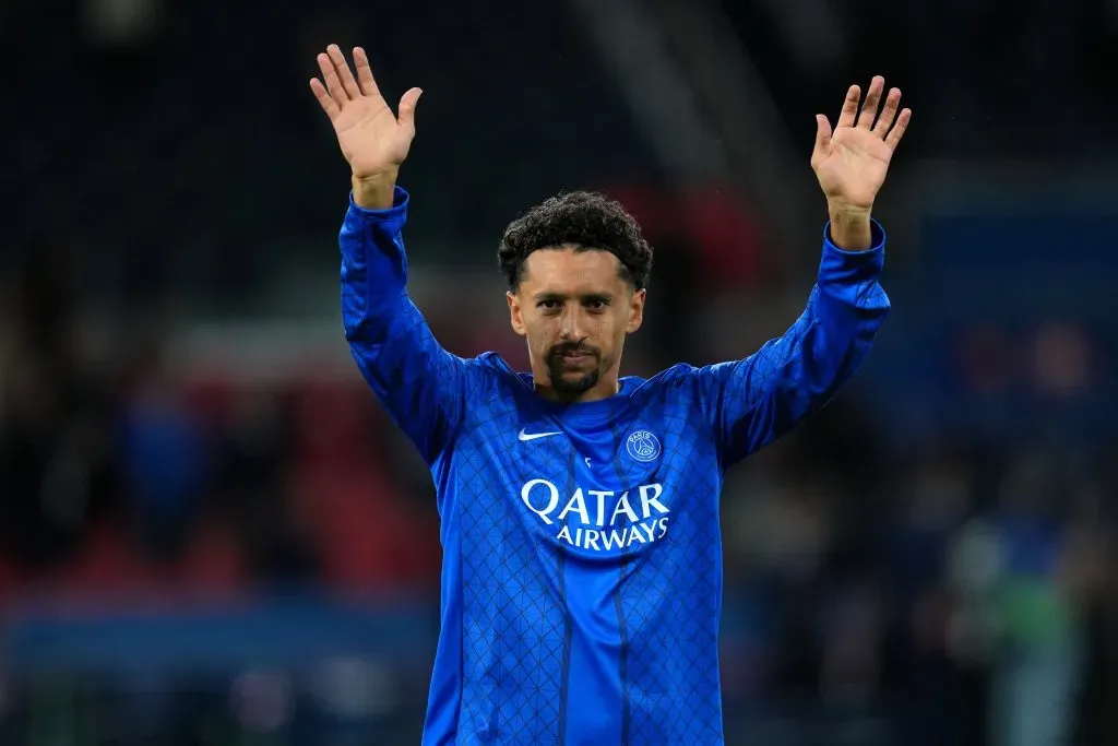Marquinhos, do Paris Saint-Germain, acena enquanto se aquece antes da partida da Fase MD1 da Liga dos Campeões da UEFA 2025/26 entre Paris Saint-Germain e Atalanta BC, no Parc des Princes, em 17 de setembro de 2025, em Paris, França. Foto: Franco Arland/Getty Images