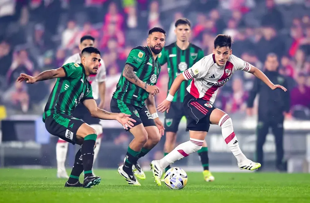 Ian Subiabre do River Plate corre com a bola durante uma partida do Torneo Clausura Betano 2025 entre River Plate e San Martin SJ no Estadio Más Monumental Antonio Vespucio Liberti em 31 de agosto de 2025 em Buenos Aires, Argentina. Foto: Marcelo Endelli/Getty Images