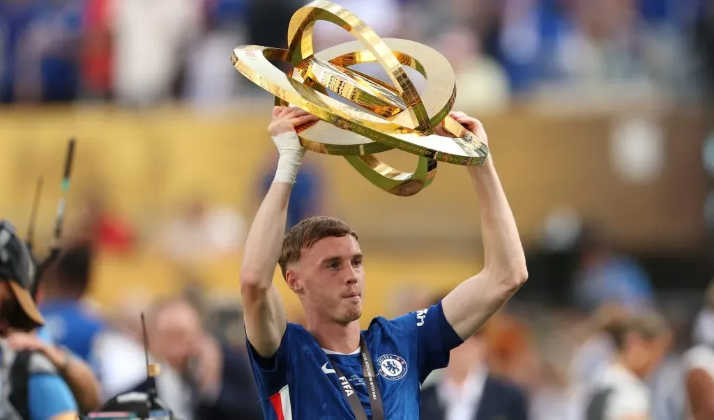 Cole Palmer, com a camisa azul do Chelsea e taça