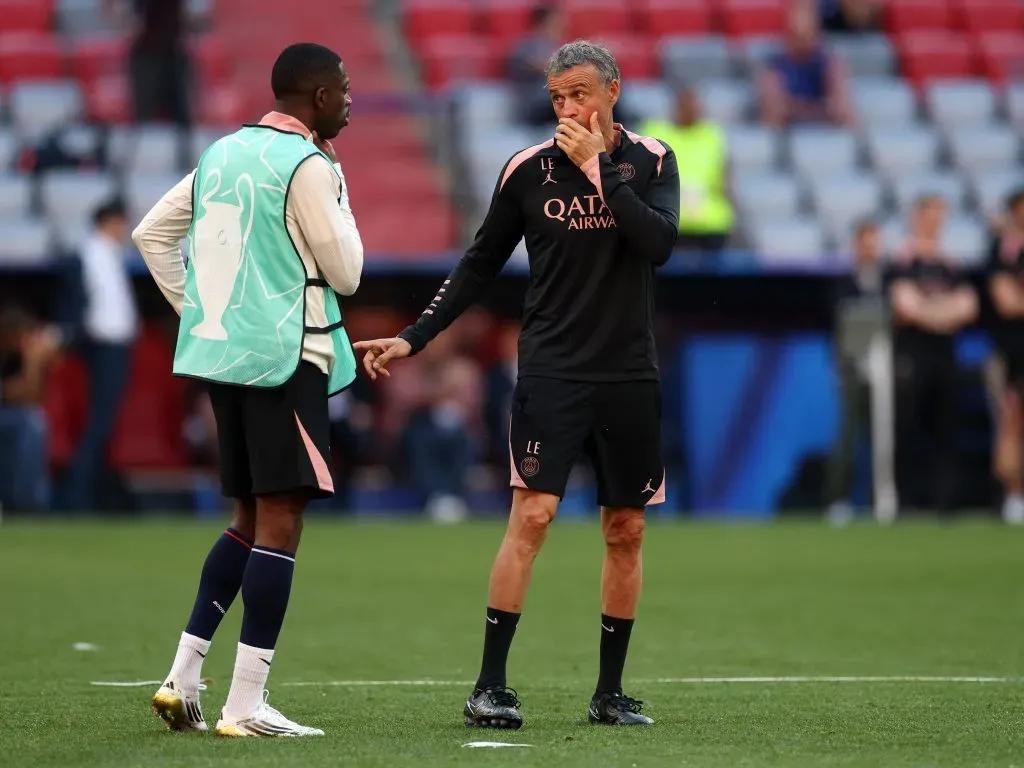 Luis Enrique, técnico do Paris Saint-Germain (D), fala com Ousmane Dembélé, do Paris Saint-Germain (E), durante um treino do Paris Saint-Germain antes da final da Liga dos Campeões da UEFA de 2025 entre o Paris Saint-Germain e o FC Internazionale Milano na Munich Football Arena, em 30 de maio de 2025, em Munique, Alemanha. Foto: Carl Recine/Getty Images
