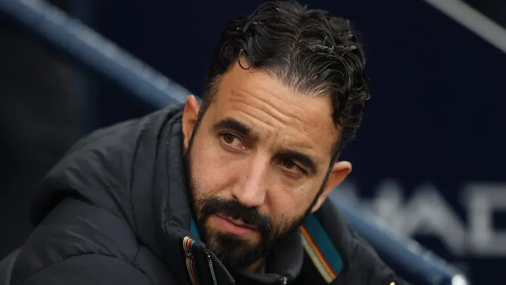 Ruben Amorim, treinador do Manchester United, de jaqueta preta