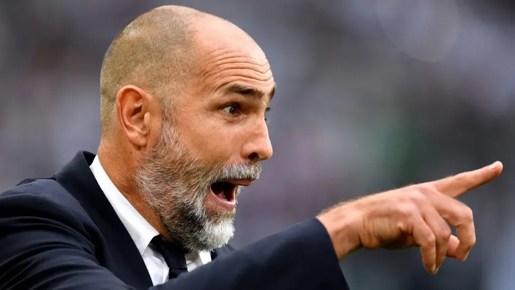 O zagueiro brasileiro, que já enfrentou uma grave lesão na temporada anterior, será reavaliado nos próximos dias, enquanto o clube e a torcida demonstram confiança em sua recuperação. (Photo by Valerio Pennicino/Getty Images)