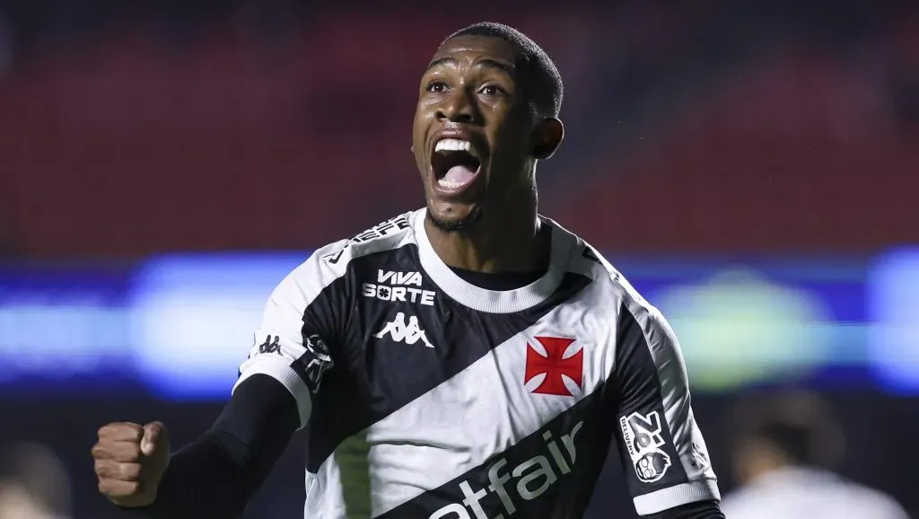 Rayan, em campo, com a camisa preta e branca do Vasco