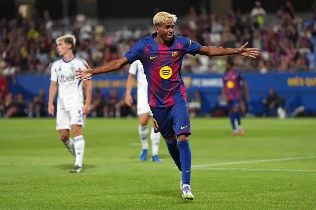 Lamine Yamal, do FC Barcelona, comemora o quinto gol de sua equipe