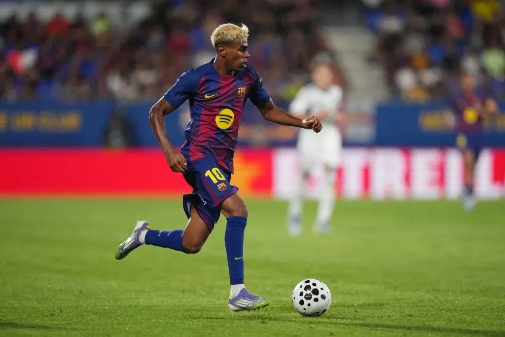Lamine Yamal, do FC Barcelona, controla a bola durante a partida do Troféu Joan Gamper entre o FC Barcelona e o Como1907 no Estádio Johan Cruyff, em 10 de agosto de 2025, em Barcelona, Espanha. Foto: Alex Caparros/Getty Images