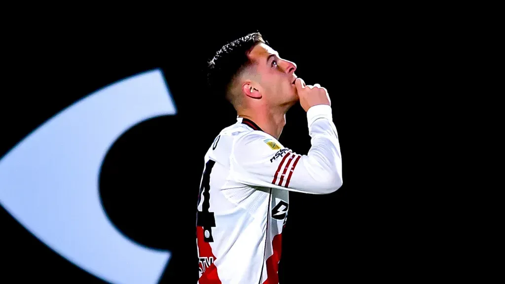 Giuliano Galoppo comemora com a camisa do River Plate (Foto: Marcelo Endelli/Getty Images)
