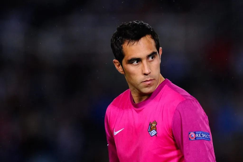 Claudio Bravo, da Real Sociedad de Futbol, observa durante a partida do Grupo A da Liga dos Campeões da UEFA entre a Real Sociedad de Futbol e o FC Shakhtar Donetsk, em 17 de setembro de 2013, em San Sebastián, Espanha. Foto: David Ramos/Getty Images