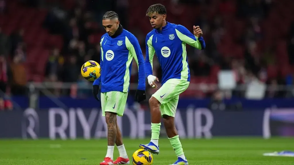 Raphinha e Lamine Yamal em aquecimento pelo Barcelona (foto: Angel Martínez/Getty Imagens)