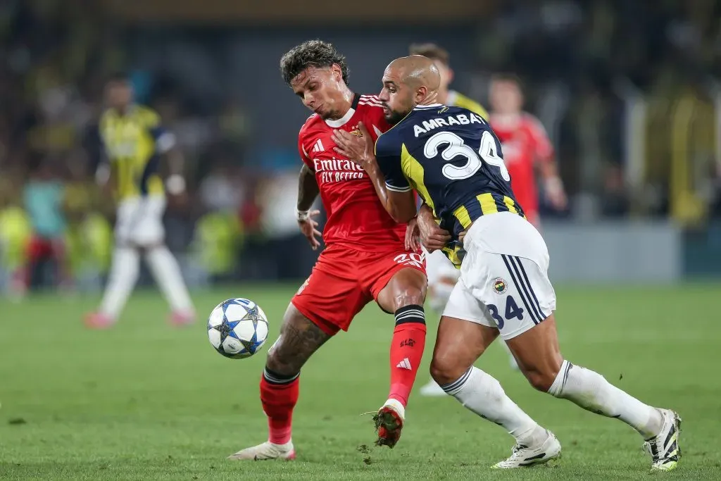 Richard Ríos em ação pelo Benfica. (Photo by Ahmad Mora/Getty Images)