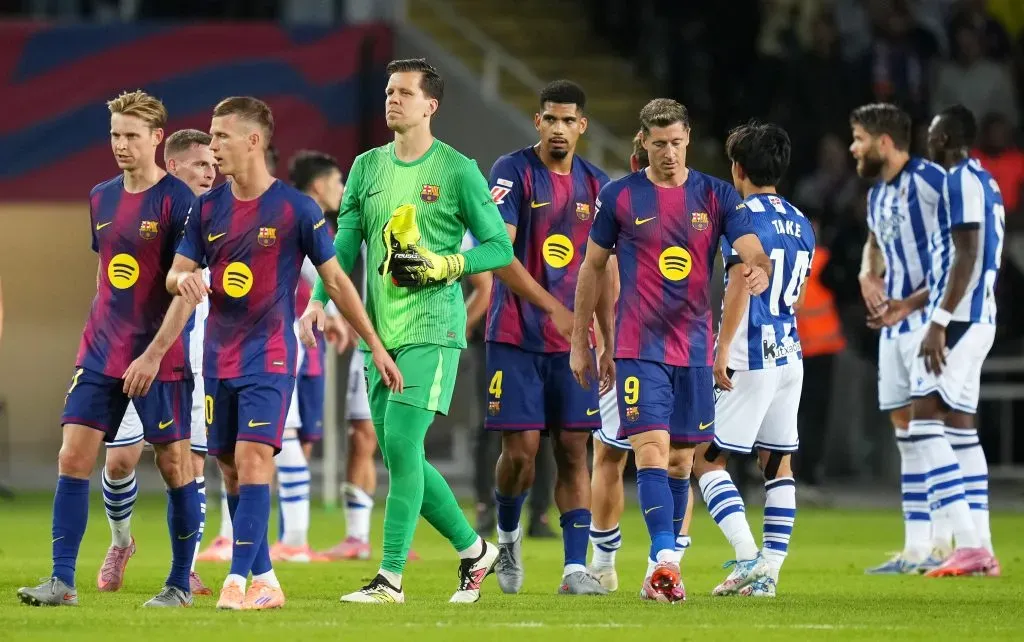 Jogadores do FC Barcelona acompanham a partida da LaLiga EA Sports entre FC Barcelona e Real Sociedad no Estadi Olimpic Lluis Companys em 28 de setembro de 2025 em Barcelona, Espanha. Foto: Alex Caparros/Getty Images