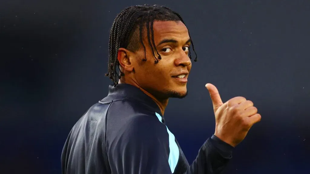 Akanji, jogador do Manchester City, de jaqueta azul