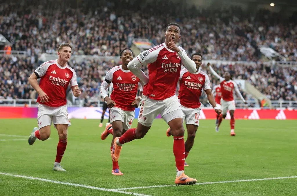 Gabriel, do Arsenal, comemora o segundo gol de sua equipe durante a partida da Premier League entre Newcastle United e Arsenal no St James’ Park em 28 de setembro de 2025 em Newcastle upon Tyne, Inglaterra. Foto: George Wood/Getty Images