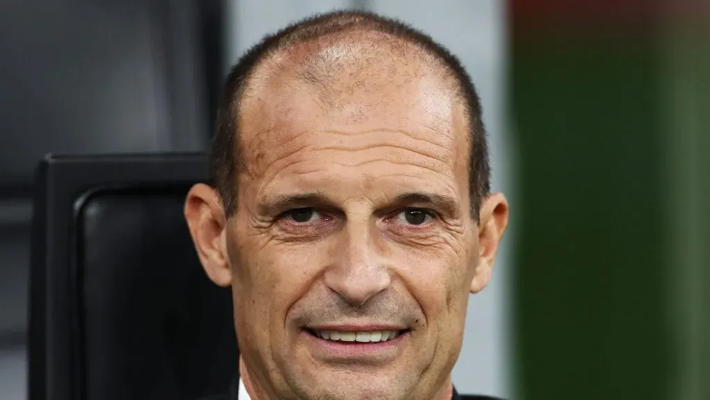 De Winter entrou para reforçar a defesa, enquanto a comissão técnica aguarda exames para avaliar a gravidade da lesão. (Photo by Marco Luzzani/Getty Images)