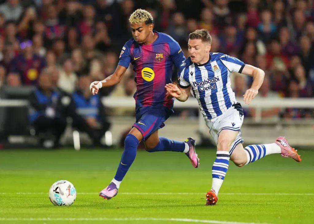 Lamine Yamal do FC Barcelona é pressionado por Sergio Gomez da Real Sociedad durante a partida LaLiga EA Sports entre FC Barcelona e Real Sociedad no Estadi Olimpic Lluis Companys em 28 de setembro de 2025 em Barcelona, Espanha. Foto: Alex Caparros/Getty Images