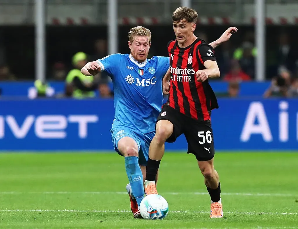 De Bruyne em ação pelo Napoli contra o Milan. Jogador não gostou de ser substituído, e na transmissão, foi flagrado fazendo um movimento com as mãos e falando algo (Foto: Marco Luzzani/Getty Images)