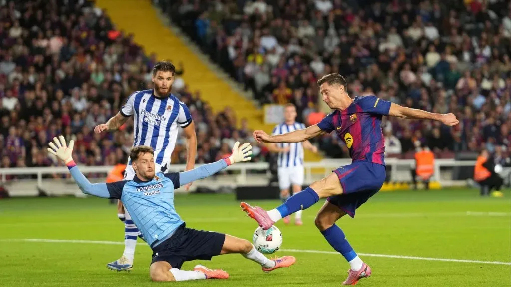 Lewandowski finaliza para marcar o tento da vitória sobre a Real Sociedad (Foto: Alex Caparros/Getty Images)