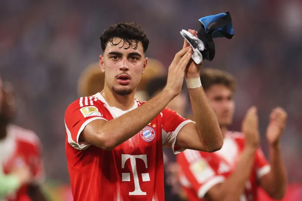 Pavlovic, de camisa vermelha do Bayern de Munique, alvo do Manchester City