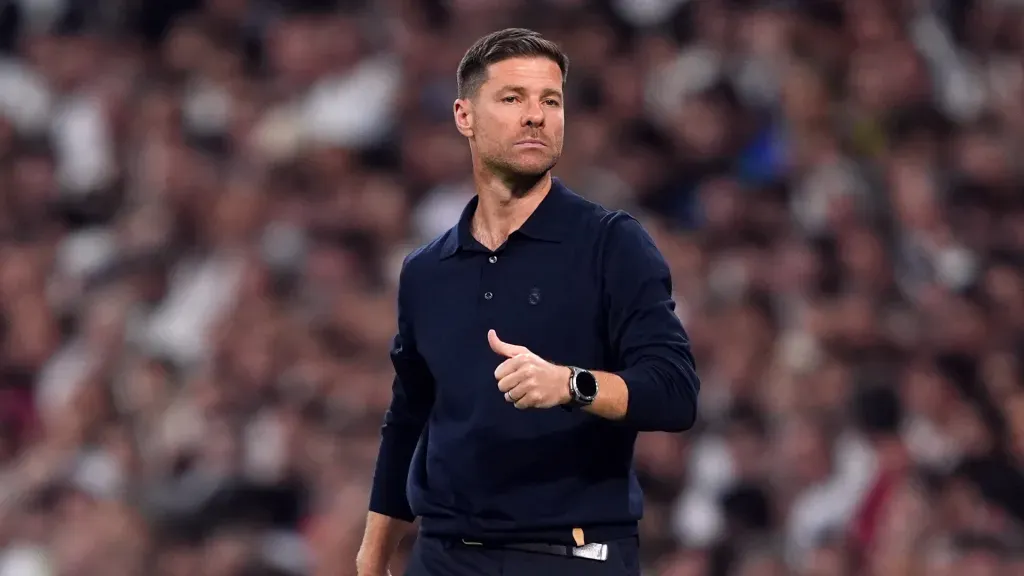 Xabi Alonso faz sinal com a mão durante partida do Real Madrid (Foto: Mateo Villalba Sanchez/Getty Images)