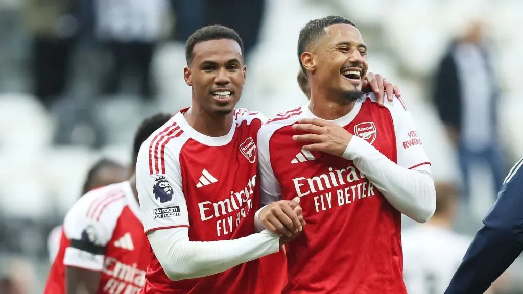 Gabriel Magalhães e Saliba celebram gol contra o Newcastle (Foto: George Wood/Getty Images)