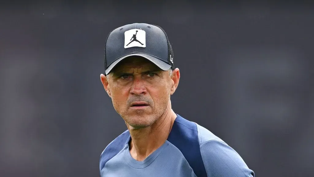 Luis Enrique durante registro em treino do PSG nos EUA (Foto: David Ramos/Getty Images)