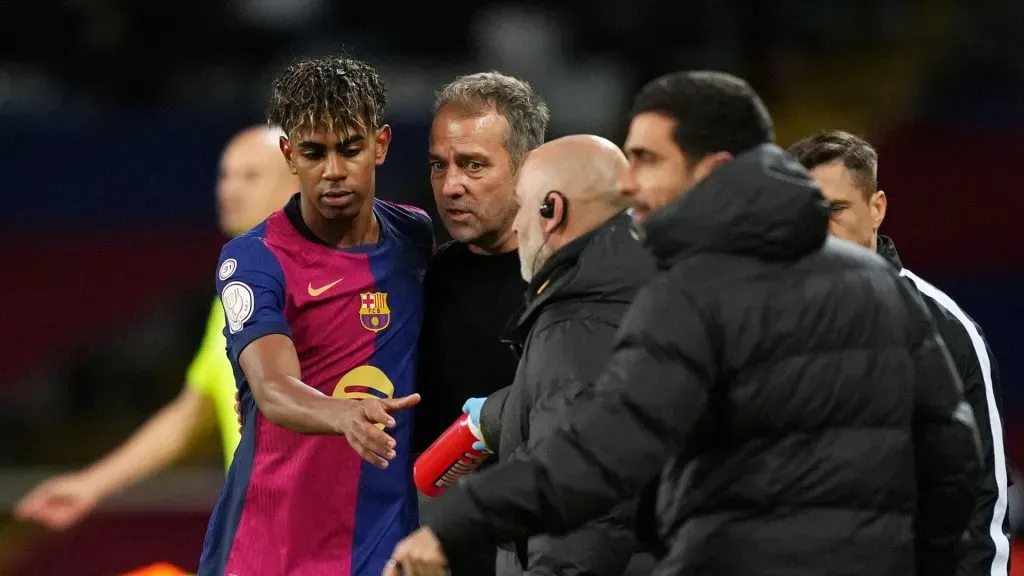 Yamal e Flick durante clássico contra o Atlético de Madrid (Foto: Alex Caparros/Getty Images)