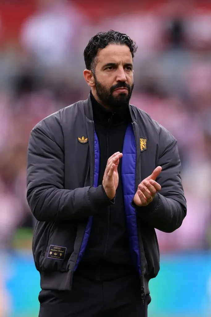 Ruben Amorim, treinador do Manchester United, de jaqueta cinza