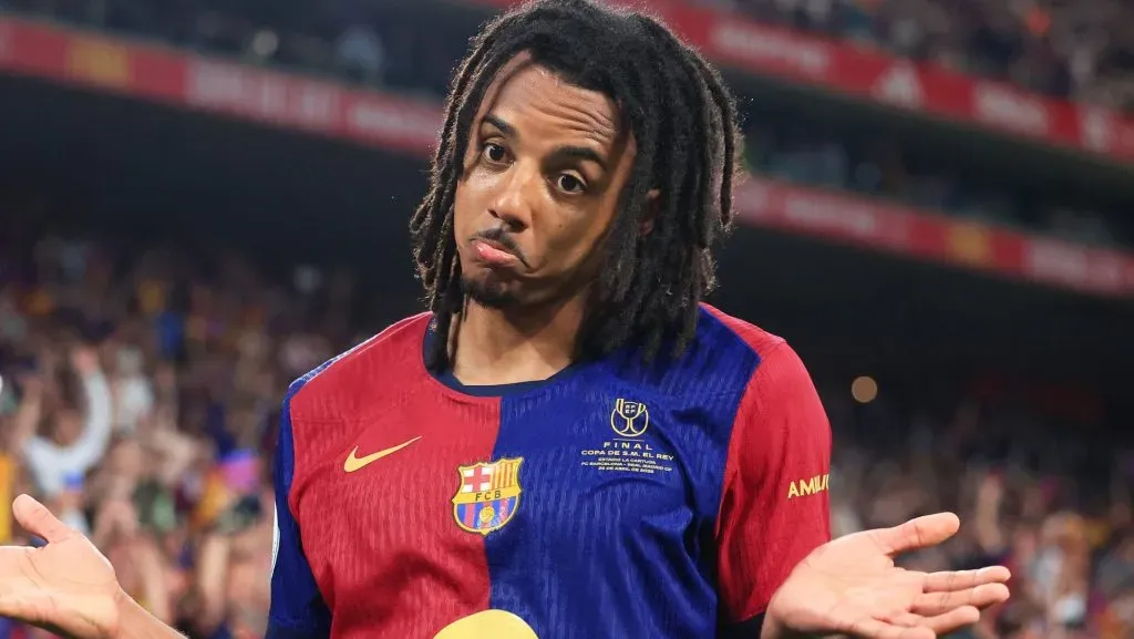 Koundé, alvo do Manchester City, em ação pelo Barcelona (Photo by Fran Santiago/Getty Images)