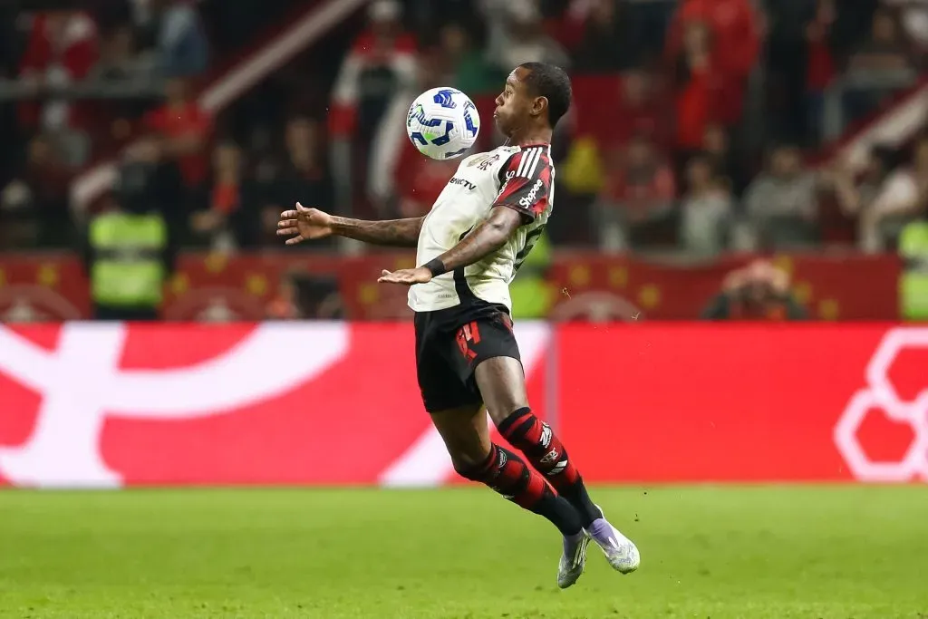 Wallace Yan em campo com o Flamengo (Photo by Pedro H. Tesch/Getty Images)