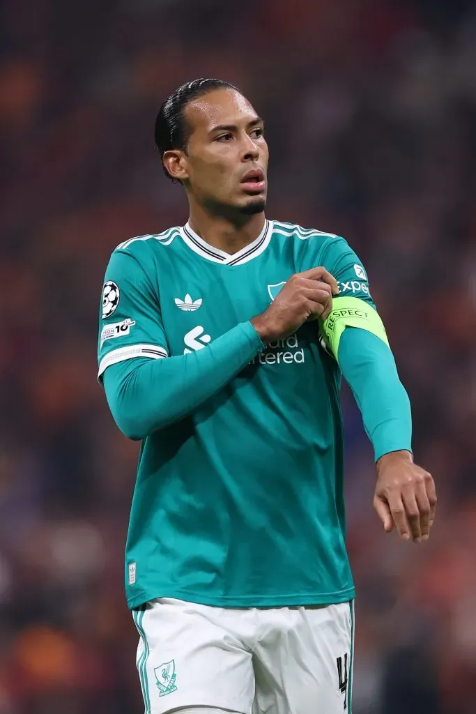 Virgil van Dijk, zagueiro do Liverpool, comentou sobre as novas chegadas na equipe e sobre o momento do time, que perdeu a sua segunda partida seguida, após a derrota para o Galatasaray, na Turquia, pela Champions League (Photo by Justin Setterfield/Getty Images)
