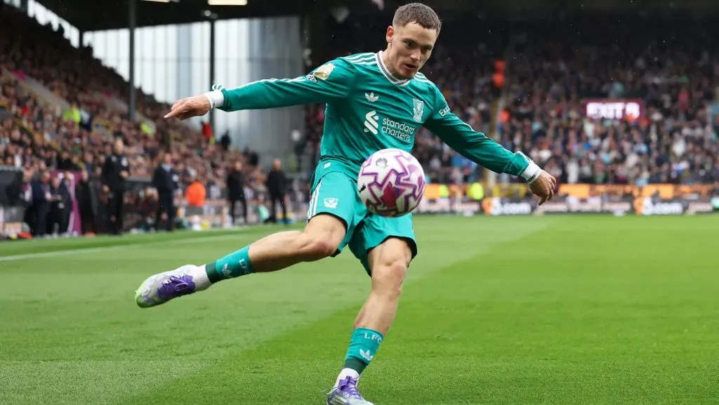 Wirtz cruza a bola durante partida da Premier League. Foto: Matt McNulty/Getty Images