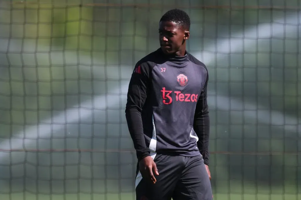 Kobbie Mainoo tem surpreendido nos bastidores e treinamentos do Manchester United. Jogador tem se dedicado muito, como informou o portal CentreDevils, no X, mas se as oportunidades não chegarem, ele pode deixar o clube por empréstimo. (Foto: Ben Roberts Photo/Getty Images)