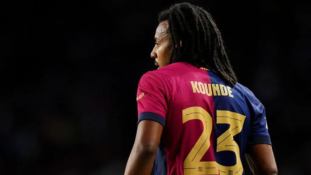Koundé de costa, vestindo a camisa 23 do Barcelona. Foto: Aitor Alcalde/Getty Images