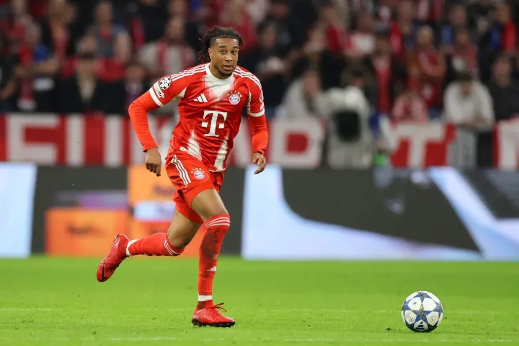 Michael Olise em ação pelo Bayern de Munique. (Photo by Alex Grimm/Getty Images)