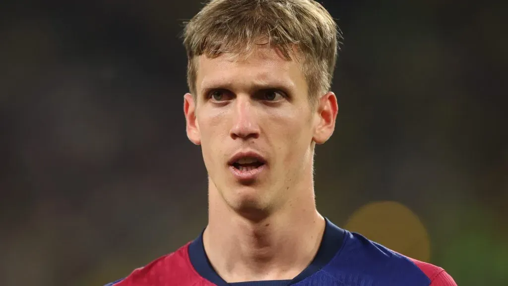 Dani Olmo em campo com o Barcelona (Photo by Dean Mouhtaropoulos/Getty Images)