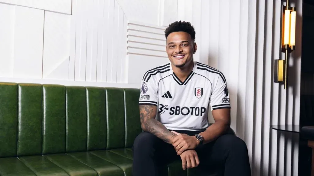 De contrato renovado com o Fulham, o atacante Rodrigo Muniz jogou por Flamengo, Coritiba e Desportivo Brasil no futebol nacional (foto: divulgação/Fulham)