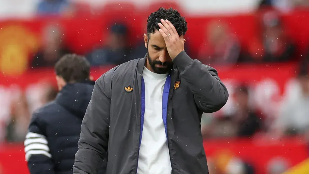 Ruben Amorim preocupado durante partida do Manchester United. (Foto: Jan Kruger/Getty Images)