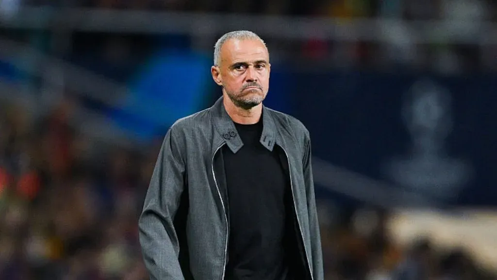 Luis Enrique, sério, olha para longe.