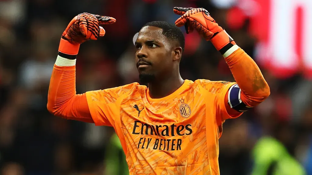 Mike Maignan durante jogo do Milan (Foto: Marco Luzzani/Getty Images)