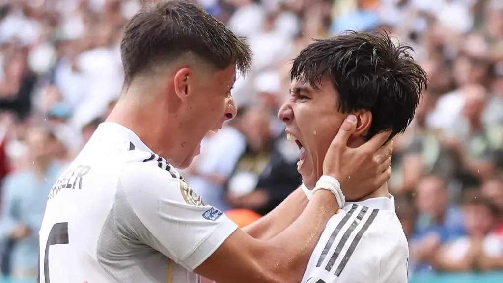 Arda Guler e Gonzalo García, jogadores com a camisa branca